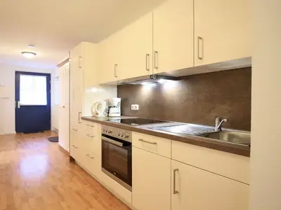 Küchenzeile mit Backofen und Spülmaschine