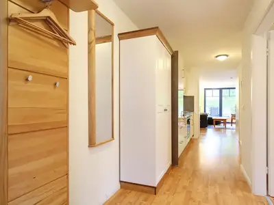 Eingangsbereich mit Kleiderschrank und Blick zum Wohnzimmer
