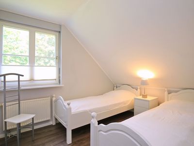 erstes Schlafzimmer mit Einzelbetten