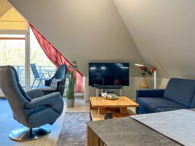 Wohnzimmer mit Blick zur Sofaecke und TV