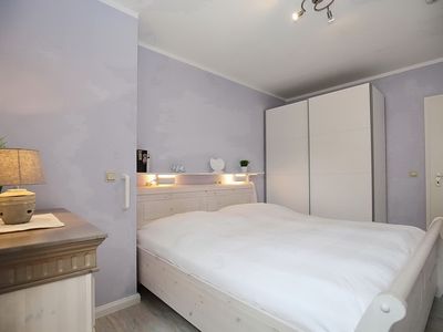 Schlafzimmer mit Doppelbett und Kleiderschrank