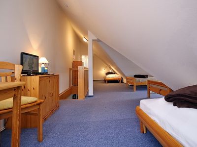 2. Schlafzimmer mit TV und Kommode