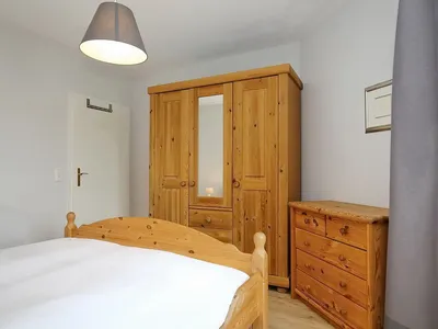 Schlafzimmer mit Kleiderschrank und Kommode