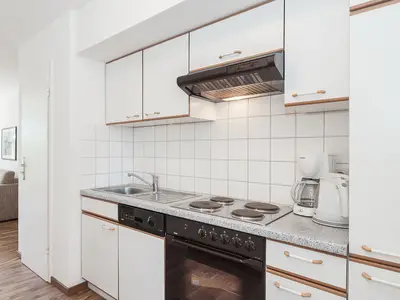 Küchenzeile mit Backofen und Spülmaschine