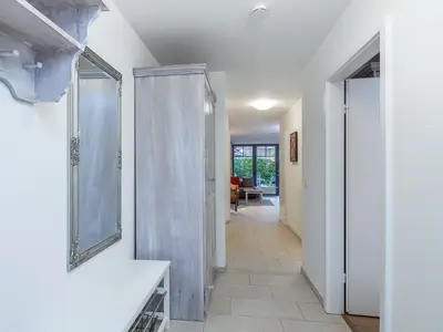 Eingangsbereich mit Schrank und Blick zum Wohnzimmer