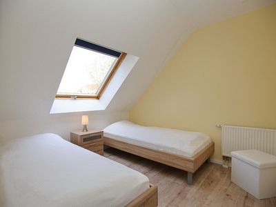 erstes Schlafzimmer mit Einzelbetten