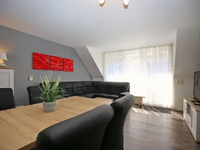 Wohnzimmer mit Ecksofa und Essbereich
