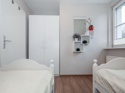 erstes Schlafzimmer mit Einzelbetten und Kleiderschrank