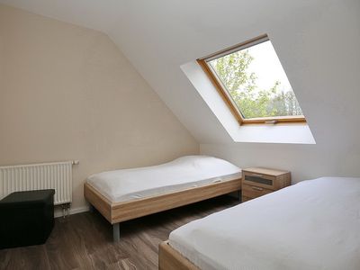 erstes Schlafzimmer mit Einzelbetten und Hocker