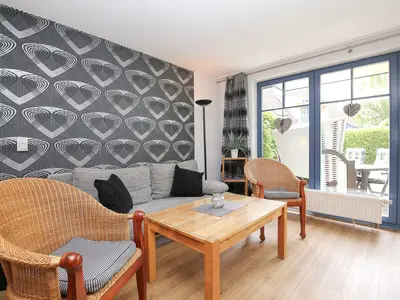 Wohnzimmer mit Sofa und Sessel