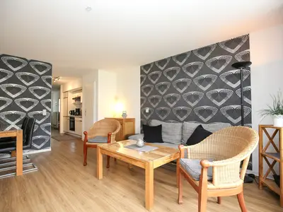 Wohnzimmer mit Blick in den Küchenbereich