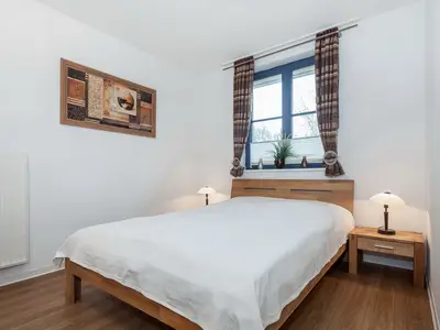 Schlafzimmer mit Doppelbett