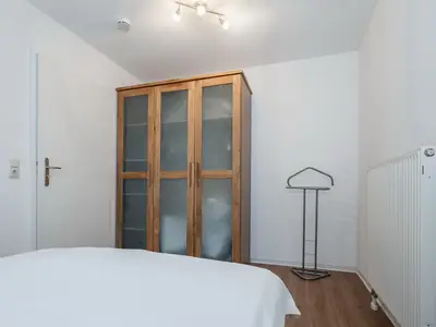 Schlafzimmer mit Doppelbett und Kleiderschrank