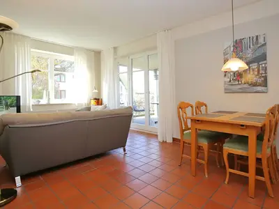 Wohnzimmer mit Blick zur Terrasse
