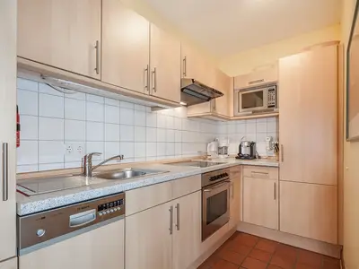 Küche mit Backofen und Spülmaschine