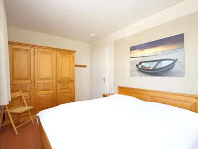 Kleiderschrank im ersten Schlafzimmer