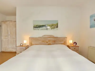 Schlafzimmer mit Doppelbett und Kleiderschrank