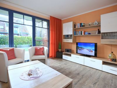 Sessel und TV im Wohnzimmer