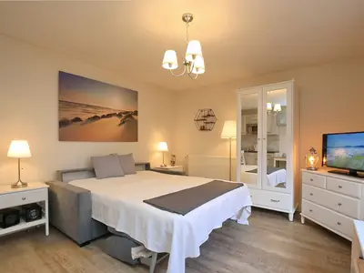 Wohnzimmer mit ausgezogenem Schlafsofa