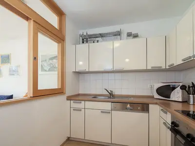 Küche mit Durchreiche zum Essbereich