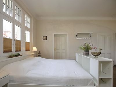 1. Schlafzimmer mit Blick zum Eingang