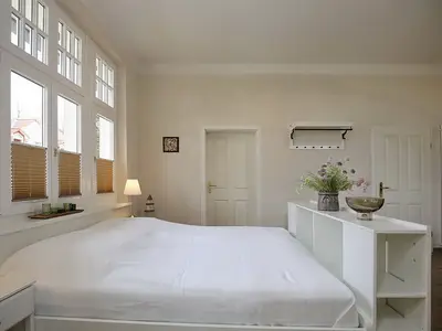 1. Schlafzimmer mit Blick zum Eingang