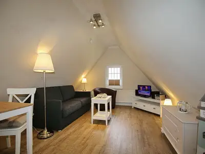 Wohnzimmer mit Schlafcouch und TV