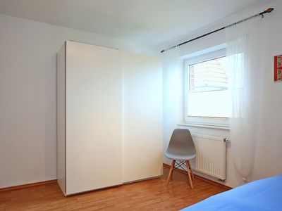 erstes Schlafzimmer mit Kleiderschrank