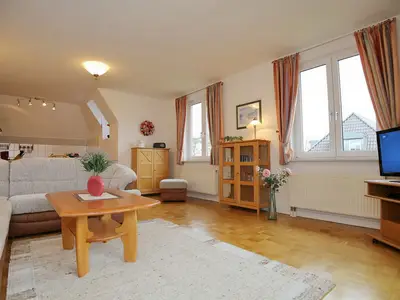 Wohnzimmer mit Sofaecke und TV
