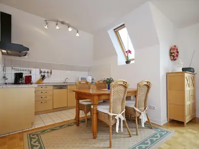 Wohnzimmer mit Essbereich und offener Küche