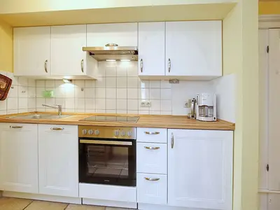 Küchenzeile mit Backofen und Spülmaschine