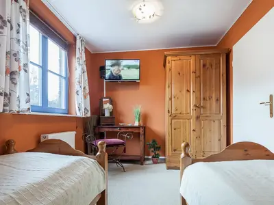 Schlafzimmer mit Einzelbetten und Kleiderschrank