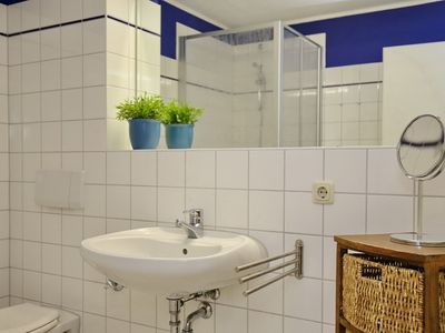 Badezimmer mit WC und Waschbecken