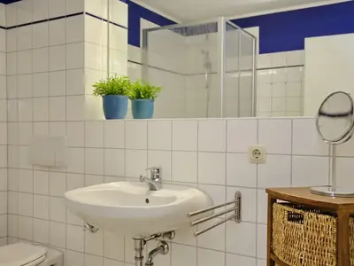 Badezimmer mit WC und Waschbecken