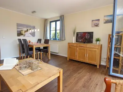 Wohnzimmer mit Esstisch und TV