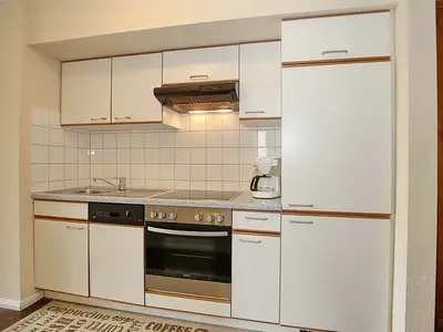 Küchenzeile mit Backofen und Spülmaschine