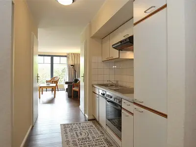 Küchenzeile mit Blick zum Wohnbereich
