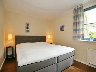 Schlafzimmer mit Doppelbett