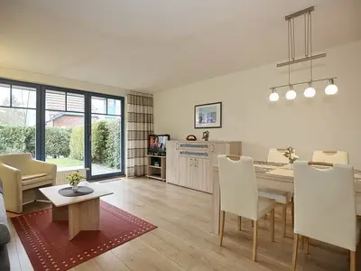 Wohnzimmer mit Blick auf Essbereich