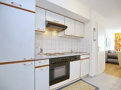 Küchenzeile mit Backofen und Spülmaschine