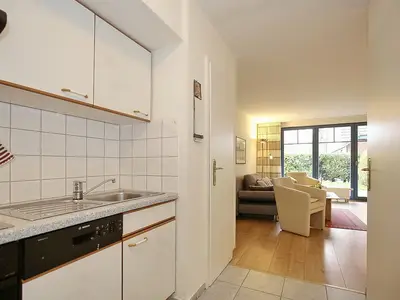 Küchenzeile mit Blick zum Wohnbereich