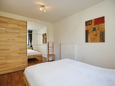 Schlafzimmer mit zusammengeschobenen Einzelbetten und Kleiderschrank