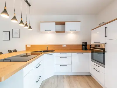 Küche mit Backofen und Spülmaschine