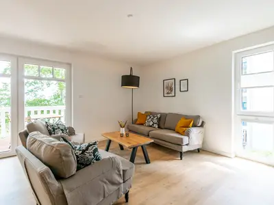Wohnzimmer mit Couch und Sesseln