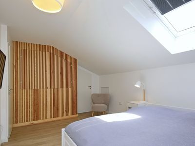 Schlafzimmer mit Doppelbett und Kleiderschrank