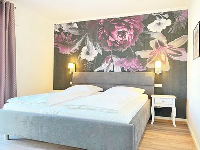 erstes Schlafzimmer mit Doppelbett