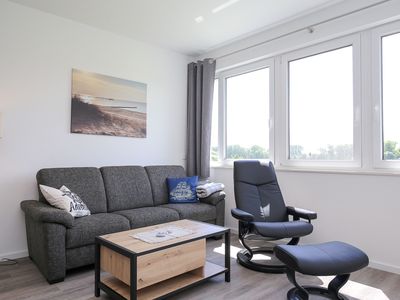 Wohnzimmer mit Sofa und Sessel