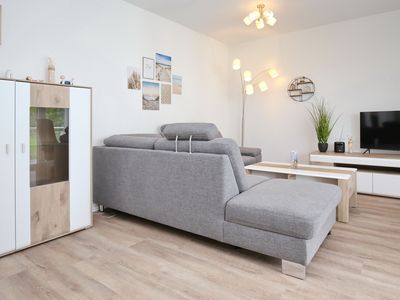 Wohnzimmer mit Sofa und TV