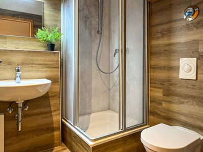 Badezimmer mit Dusche und WC