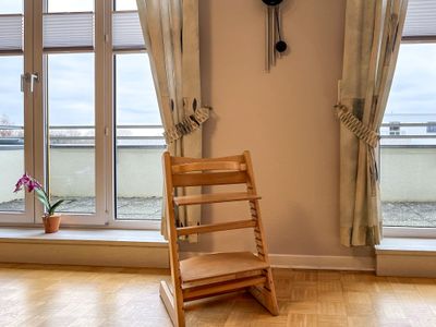 Wohnzimmer mit Kinderhochstuhl